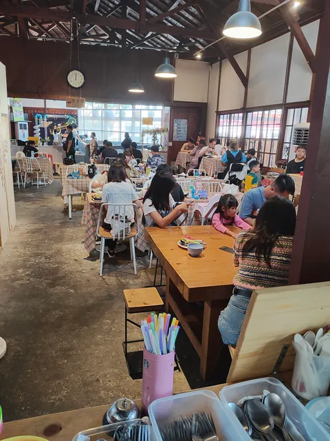 花園小鎮親子餐廳（若逢停車廣場舉辦活動需另行停車請來電洽詢）