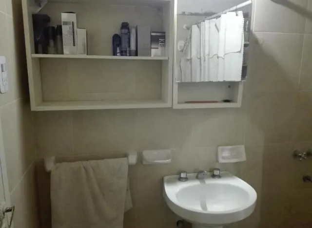 Hostel San Juan 653. (ATENCION SOLO HORARIO DE 09.00 A 22 HS) BAÑO COMPARTIDO