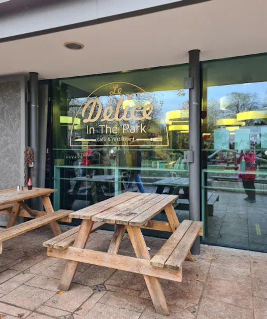 Le Delice in the park