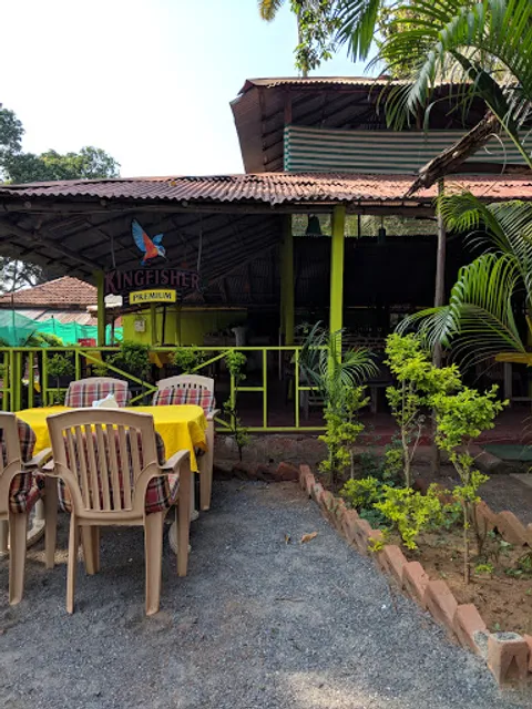 Green Apple Bar & Restaurant