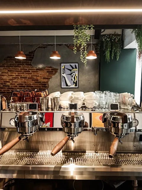 Rise and Grind Phuket รายซแอนด์ไกรด ภูเก็จ “Specialty Coffee & Healthy Food”