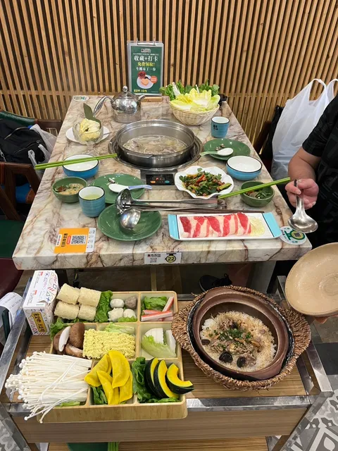 Zhenxiu Baiwei Runyuan Coconut Chicken Theme Restaurant (Liuhuadian)