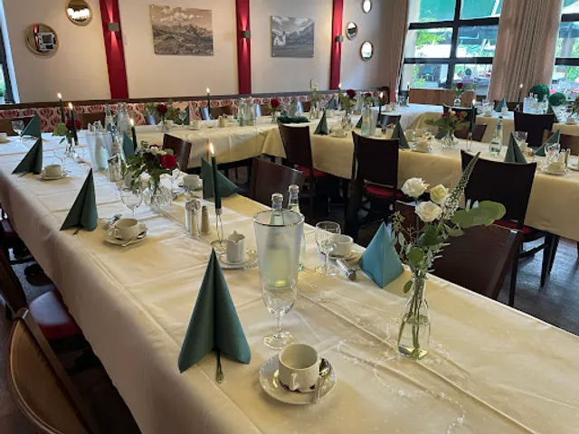Hotel-Restaurant Dechbettener Hof | Lieferdienst: Die rasenden Schweizer