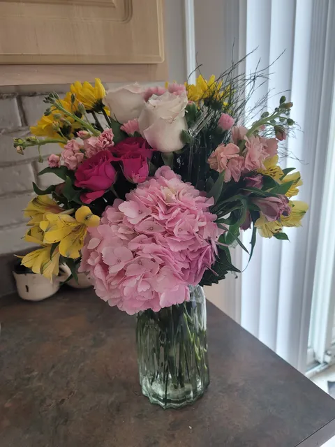 Mae's Flowers and Gifts