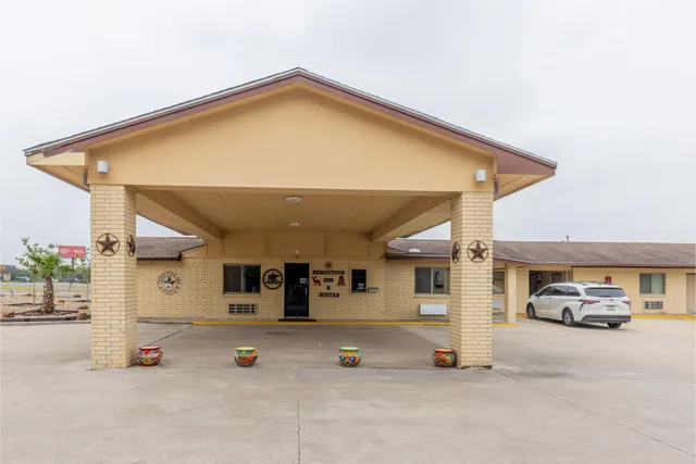 Freer Executive Inn and Studios