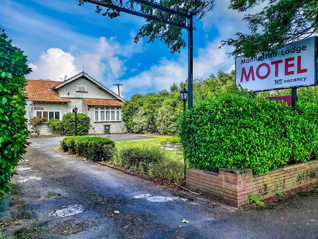 Manhattan Lodge Motel