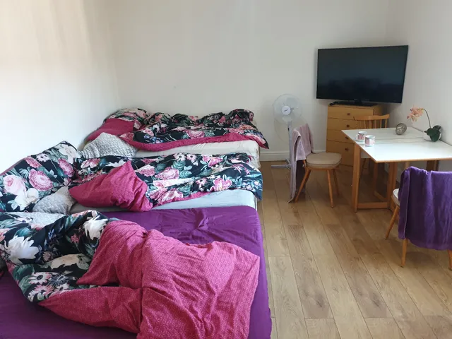 BIG ROOM rusholme WITH TV AND PRIVATE BATHROOM-parking&wifi