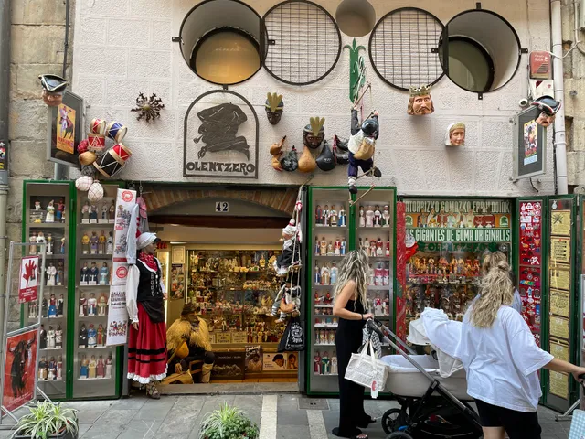 Regalos Olentzero artesanía trajes regionales gigantes de goma