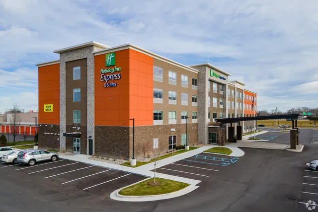 Holiday Inn Express & Suites Detroit North - Roseville by IHG