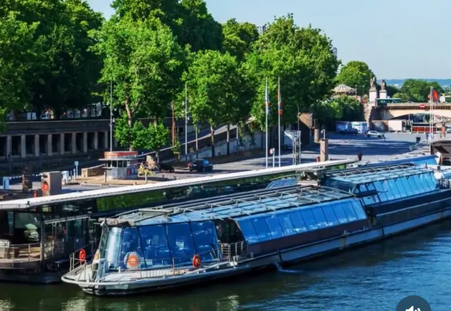 Batobus - Station Louvre