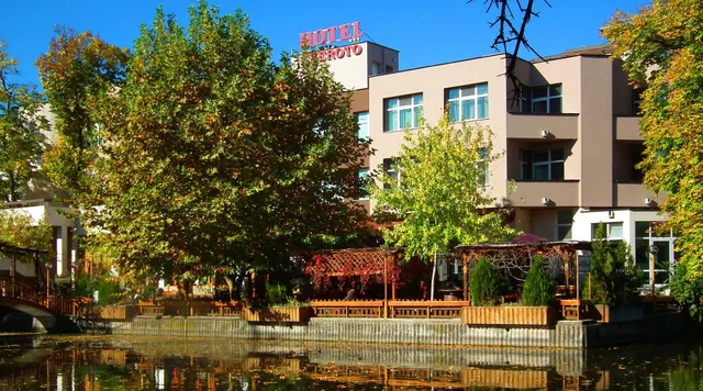 Хотел "Езерото"