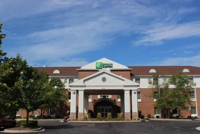 Holiday Inn Express & Suites Chicago - Algonquin, an IHG Hotel