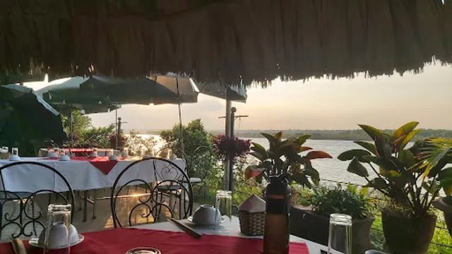 Nhà Hàng Tre Place