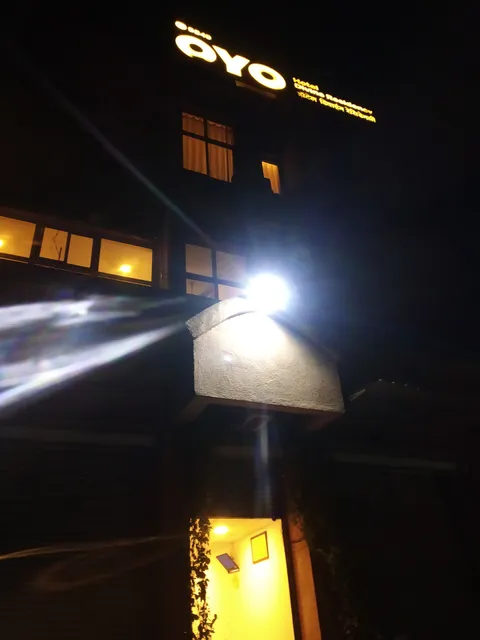 Super OYO Hotel Divine Residency Near Phoenix Marketcity