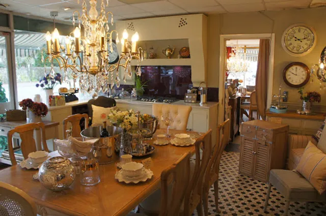 Mad Dogs & Englishmen Interiors