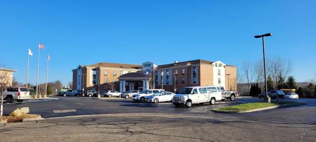 Holiday Inn Express & Suites Akron Regional Airport Area by IHG