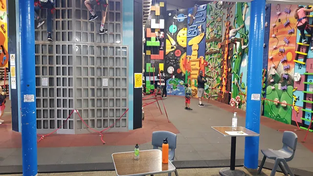 Extreme Edge Hamilton