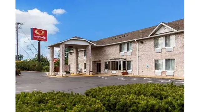 Econo Lodge Inn & Suites Fairview Heights - St. Louis