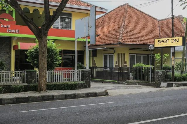 RedDoorz Syariah @ Hotel Budi Family