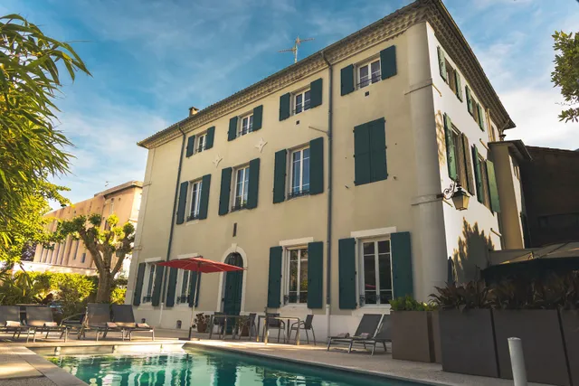 LES JARDINS DE LA FONTAINE: gite et chambre d'hôte ou séminaire avec piscine chauffée, jacuzzi, parking privé dans le Gard