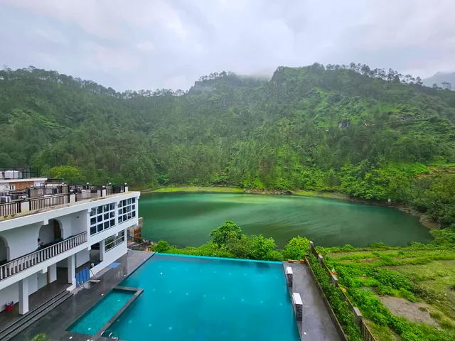 Khurpatal Lake Inn