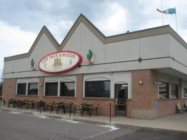 Los Tres Amigos Howell