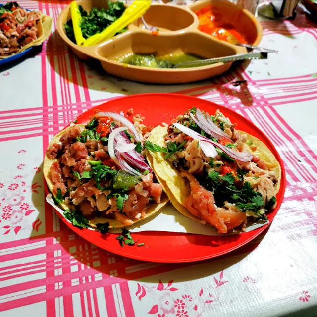 Tacos de carnitas "Auténtico Jhony"