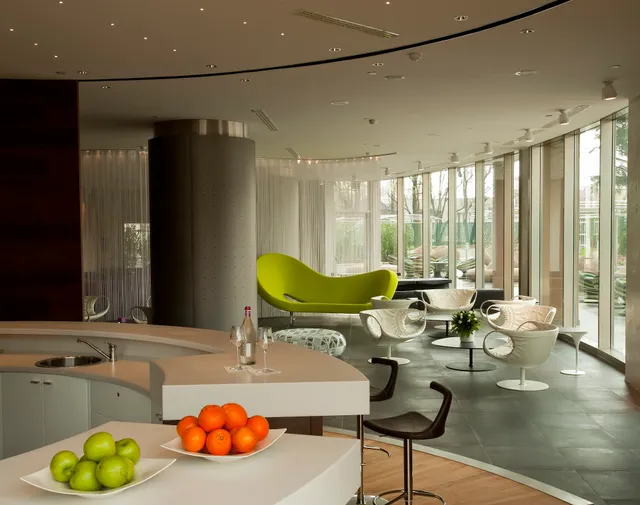 Mirror Lounge & Restaurant