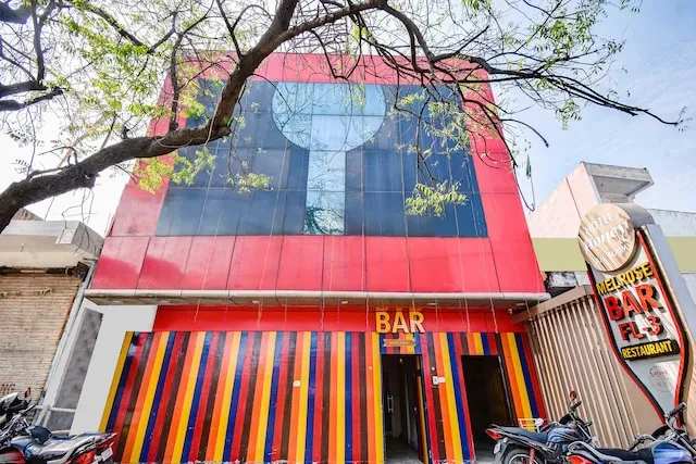 Capital O Honey Hotel