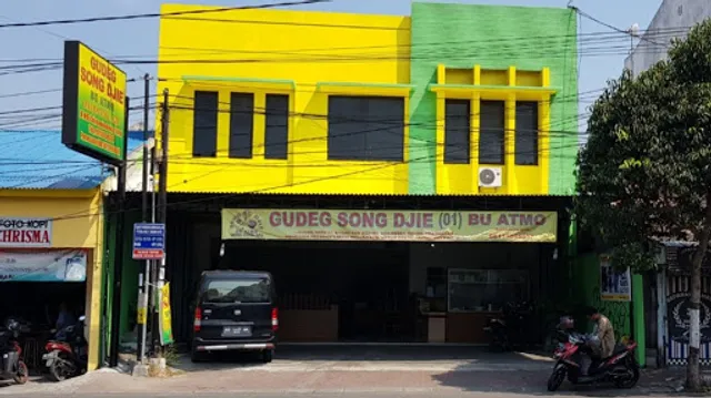 Gudeg Song Djie (01) Bu Atmo