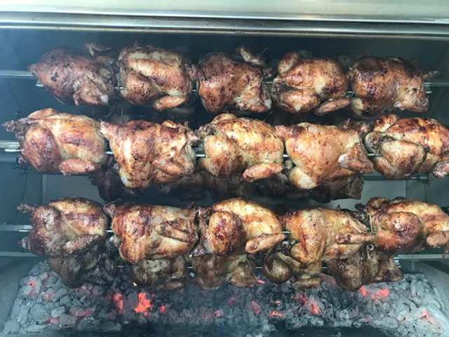 Así se Asa Pollos A La Brasa Pueblo Nuevo