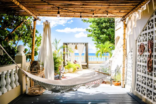 Tres Sirenas Beach Inn