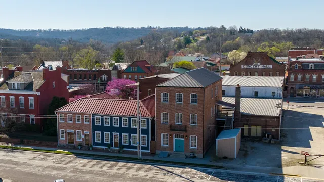 Wharf Street Riverfront Inn