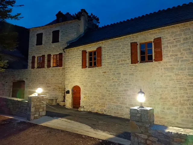Manoir Du Charme avec bain Nordique extérieur privatif au cœur des Gorges Du Tarn Causses