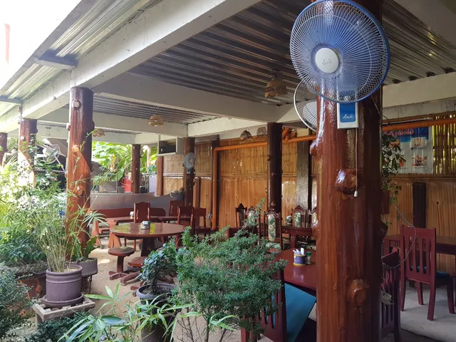 Hr Restaurant bar and hotel