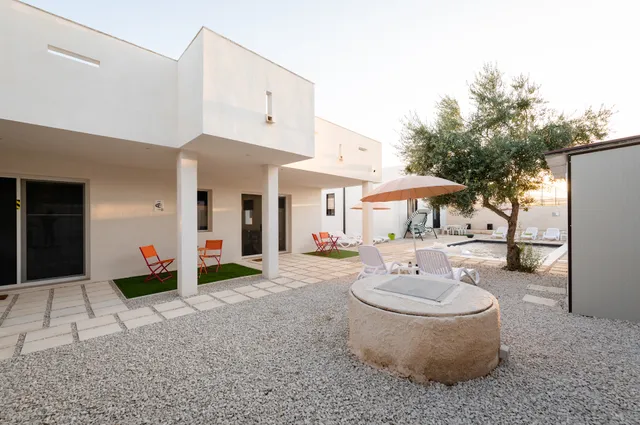 white houses luxury and pool