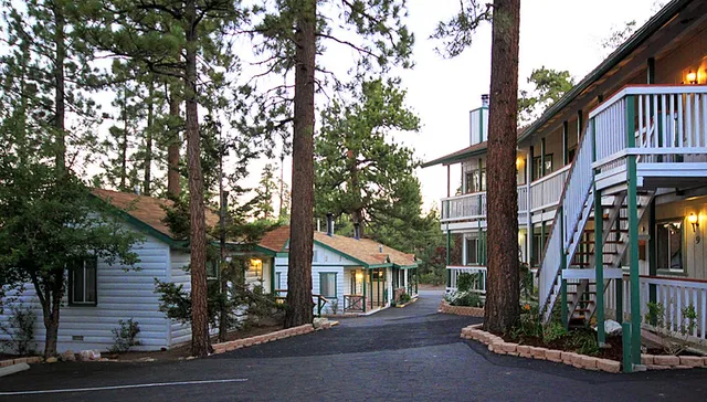 Hillcrest Suites & Cabins