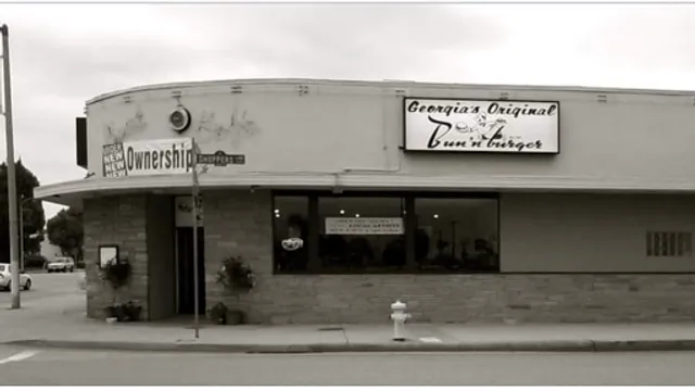 Georgia's Original Bun & Burger, waitresses