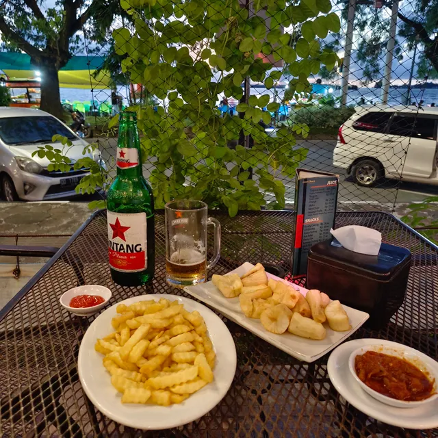 Cafe & Resto Losari Beach