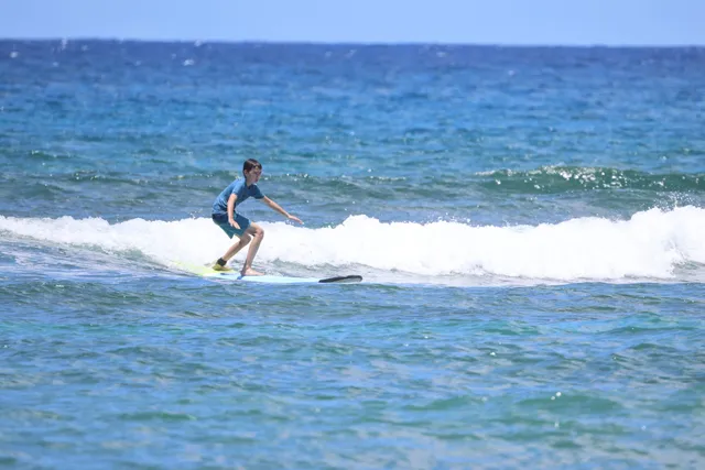 HAWAII WAVES SURF SCHOOL