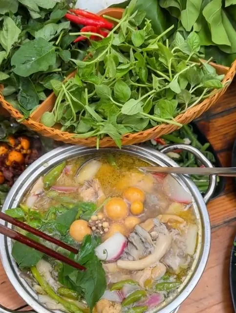 Lẩu Gà Tháng Năm