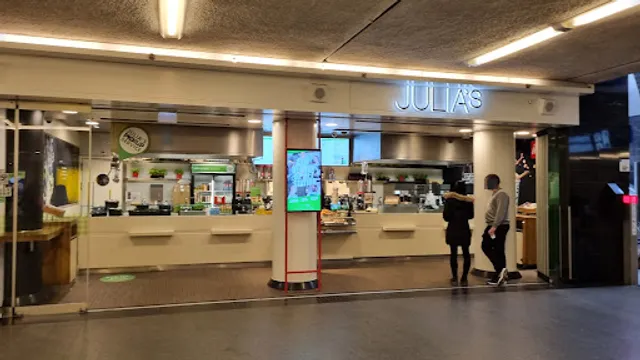 Julia's Amsterdam Centraal IJ-hal