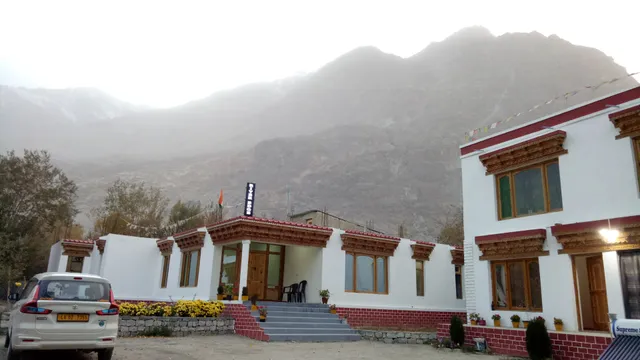 River Edge Guest House, Ombay road