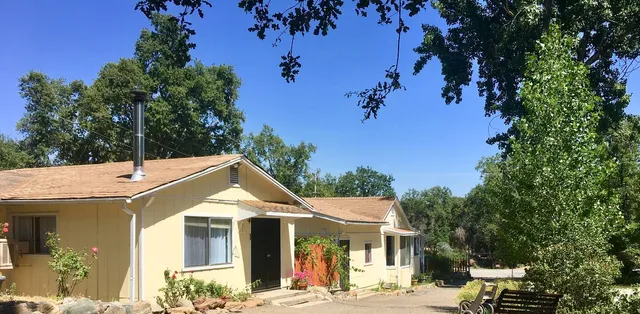 Sierra Sunset Cottage - Vacation Rental