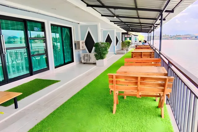 Chaiyai River Front Hotel