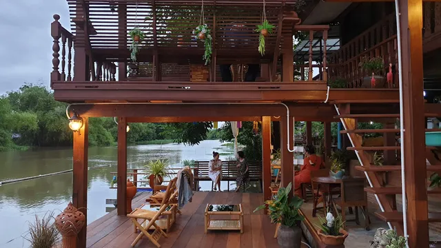 Tubtimthong Homestay & Rimnam Cafe