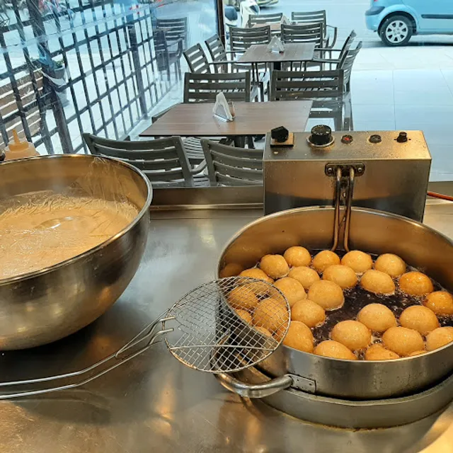 Mia Zoi Loukoumades (Demeneopoulos)