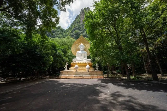 Wat Tham Phra Phothisat
