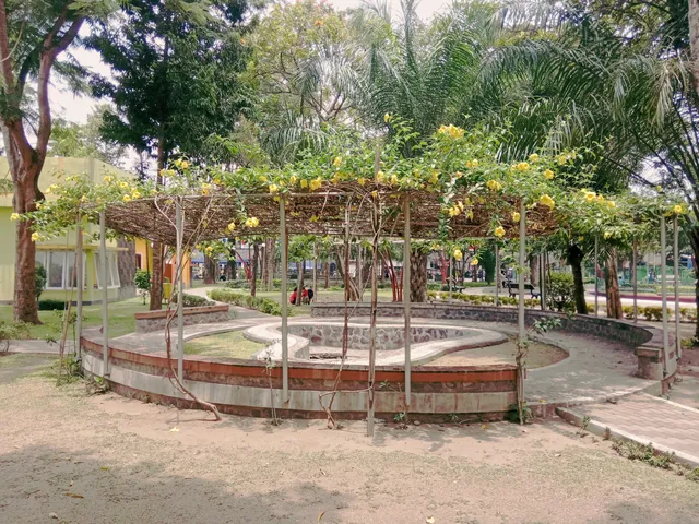 Taman Tamrin, Alun-Alun Pare