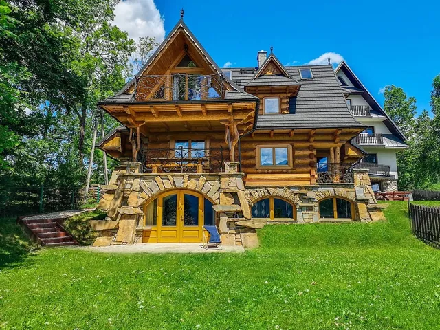 Willa Turnia i Domek drewniany